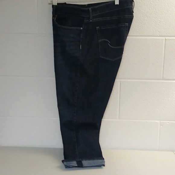 Signature by Levi Strauss Denim - LEVIS SIGNATURE MIDRISE, STRETCH CAPRI WITH CUFFED LEG, WATERLESS DENIM JEANS